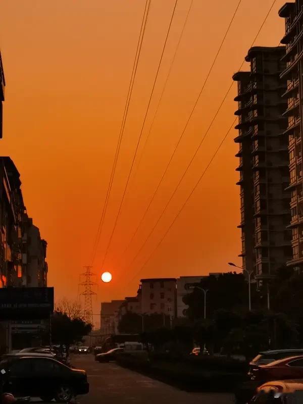 夕阳西下,有没有一种静谧的美? 夕阳西下，那静谧的美简直绝了。我曾在海边看过夕阳