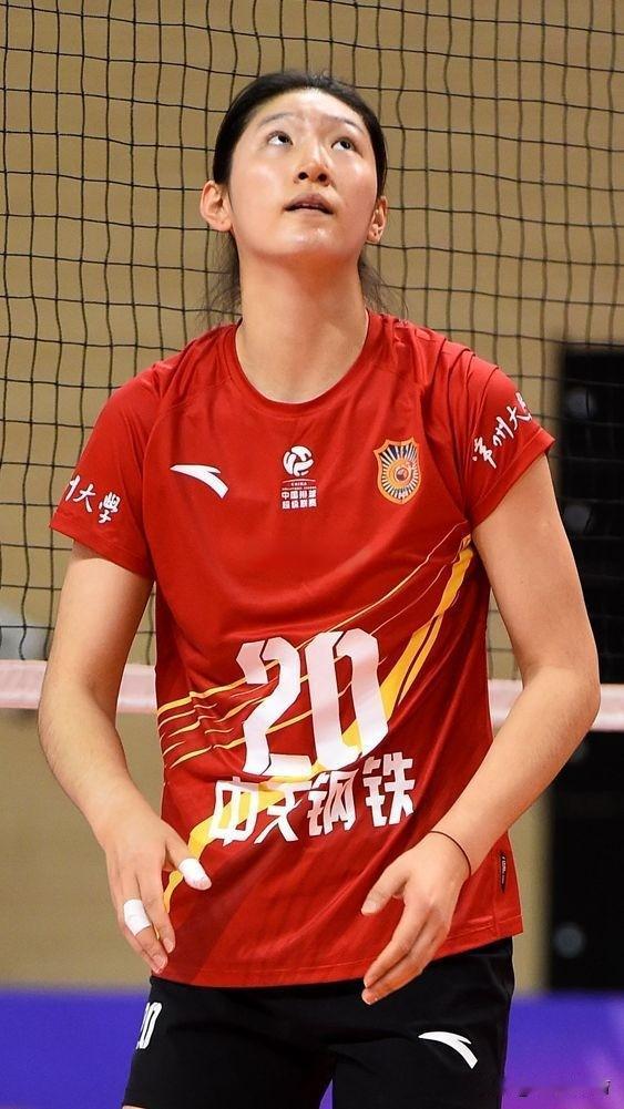 18岁小将施佳仪首次代表江苏女排主打排超联赛，1米88的她超越了1米87的孙燕，