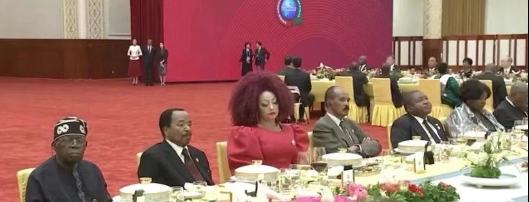 爆炸头很抢眼身材好像比她先生大一圈～ ​​​