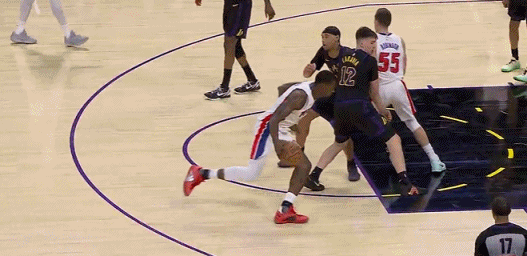 杜伦这一肘下去，拉拉维亚还健在么？
在今天NBA常规赛湖人对阵活塞的第二节比赛中