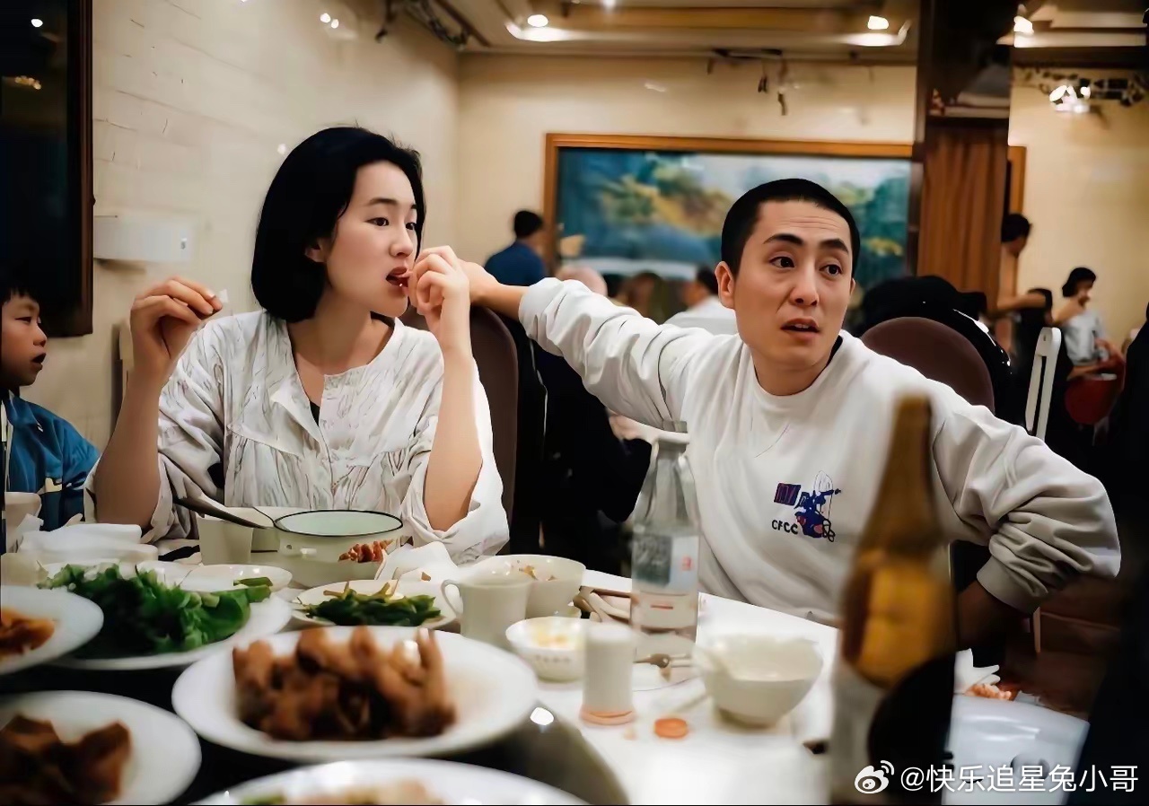 90年代，张艺谋与巩俐在饭局上的留影 ,那年巩俐28岁两人正在拍摄电影《活着》。