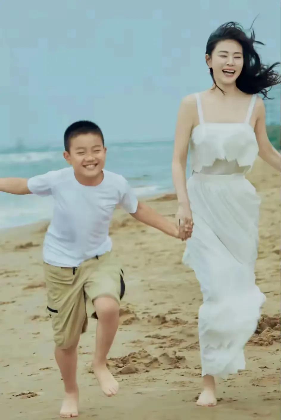 这娃跟他爸长的一样，单眼皮，四方脸，大高个，未来又是个大帅哥，标准的北方人长相，