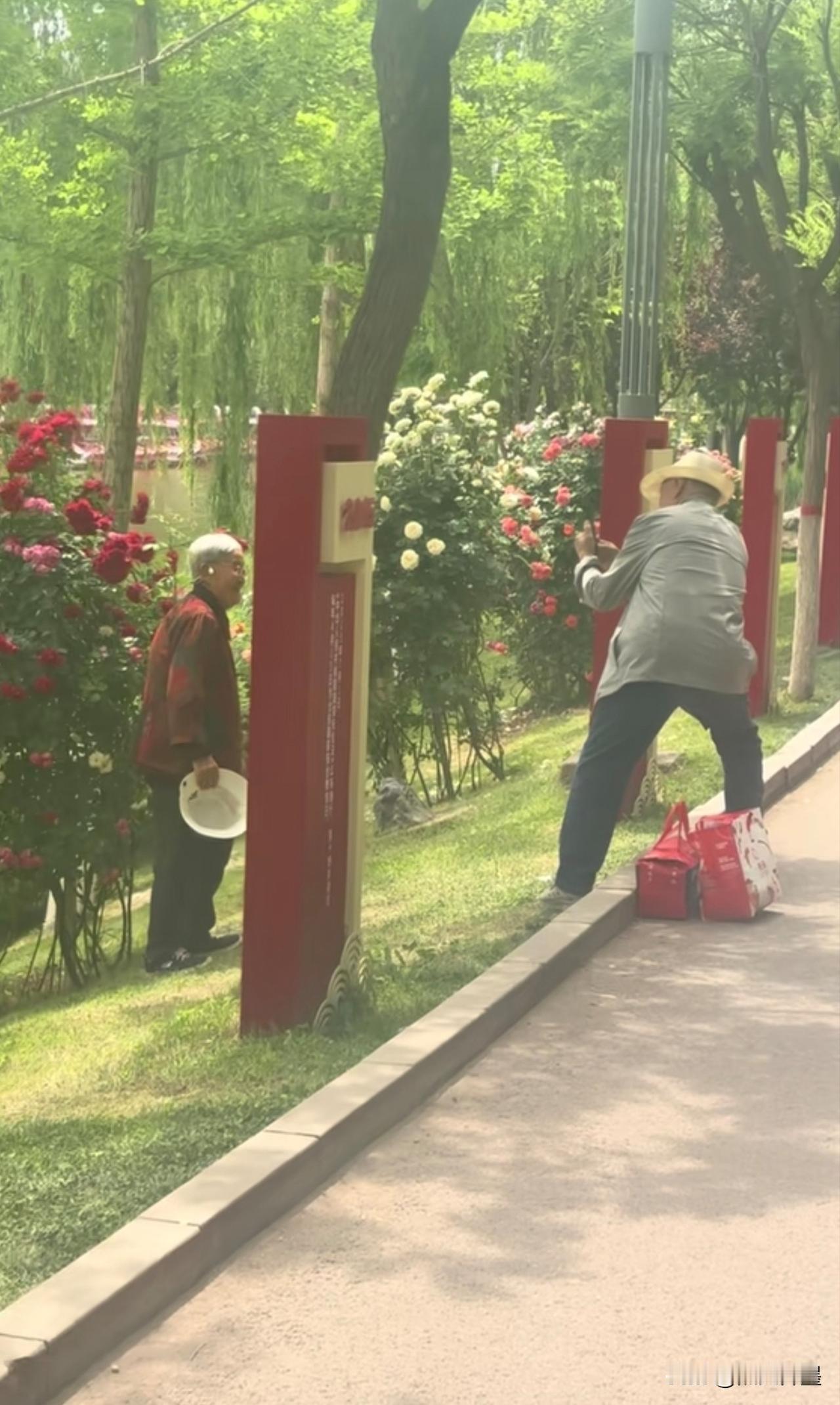 什么是幸福？什么是真爱？这就是：不论多大年龄，都有爱美之心！真爱夫妻，永远都当对