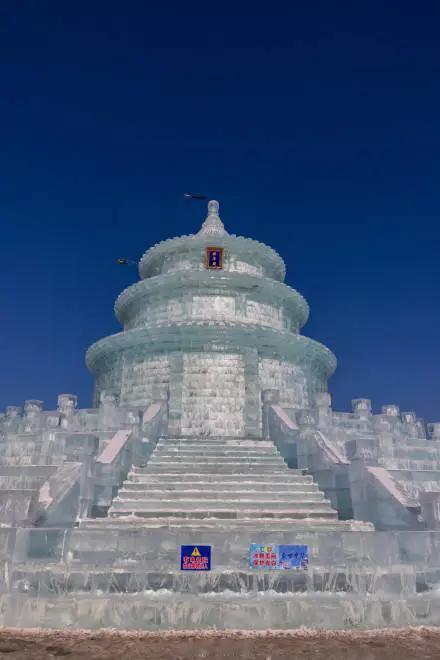 “冰天坛”火了！
 
刷到这张图时谁没以为是特效？20米高的鎏金宝顶、三层重檐的
