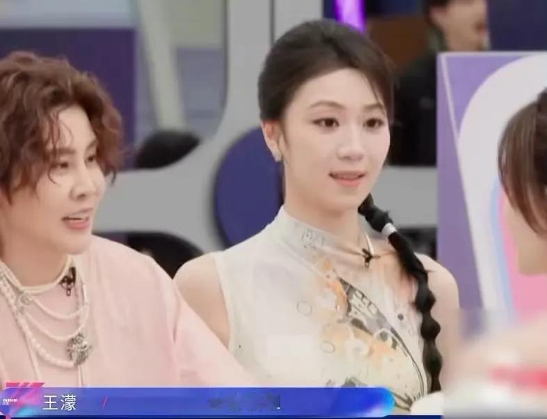 李小冉这状态真的绝了，快50岁跟开了减龄挂似的，颜值一点没掉线，还说自己不怎么刻