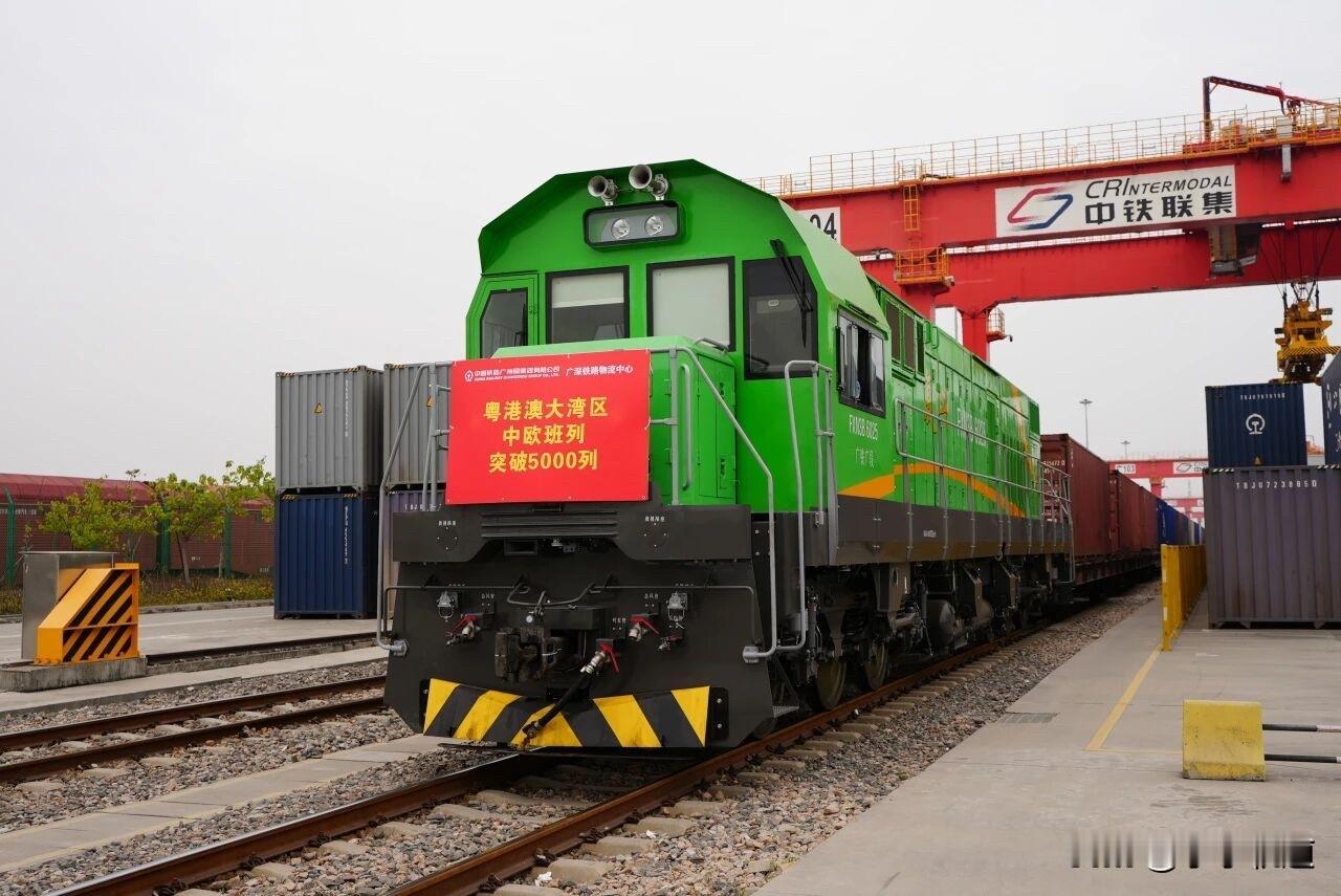 天南地北大拜年2月11日上午，X8426次中欧班列满载高端电子设备、新能源汽车零