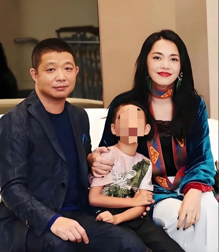 出于好奇，
查了一下姚晨的老公，
不查不知道，一查才发现她老公居然是顶尖的电影摄