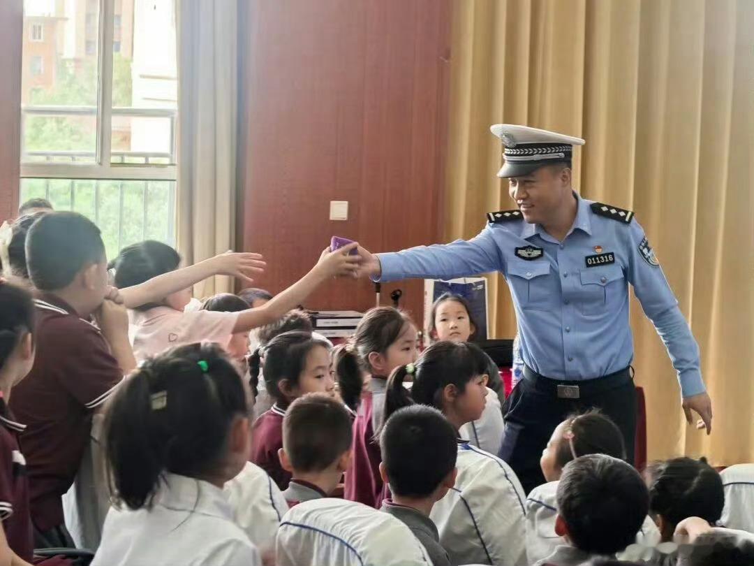 兰州公安庆六一交通安全进校园【种下平安种子，收获一生习惯】 六一儿童节兰州公安交