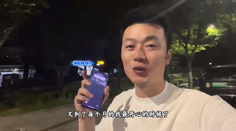 秋天妈妈在大连直播，秋天爸爸终于敢自己联系外婆看秋天了，因为昨晚也是刚下直播，于