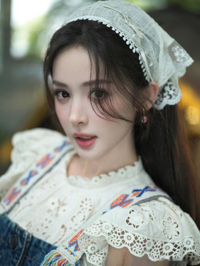 古力娜扎田园蕾丝头巾古力娜扎法式田园少女邂逅田园间的古力娜扎，精致蕾丝包头巾搭配