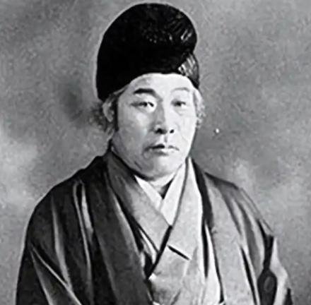 怪不得日本这么着急想跟我们打一仗，日本出了个特别神的预言家叫王仁三郎，他最出名的