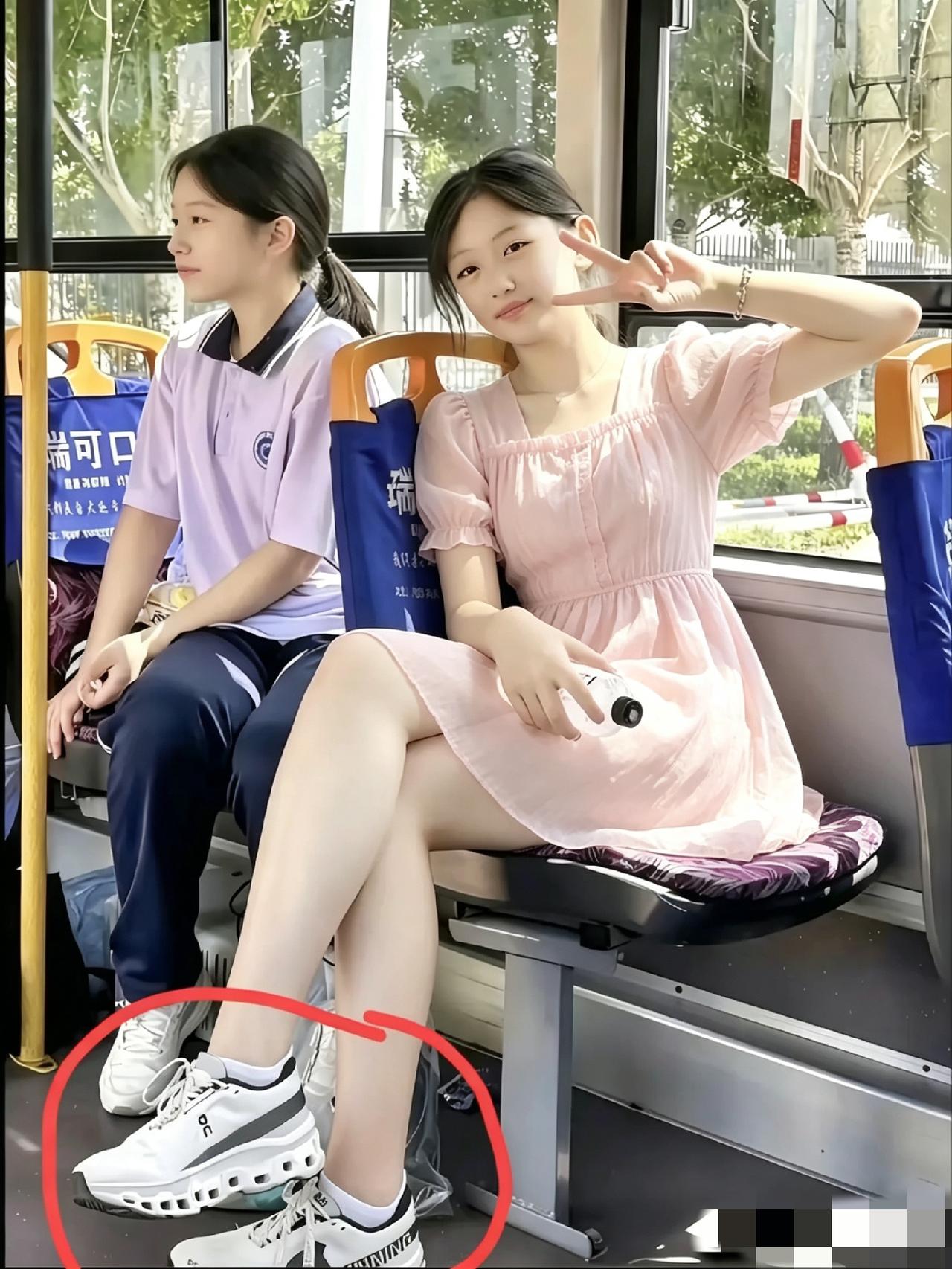我滴个妈呀！小姐姐脚上这双跑鞋好好看啊！看了半天愣是没看懂是什么品牌，谁懂啊？这
