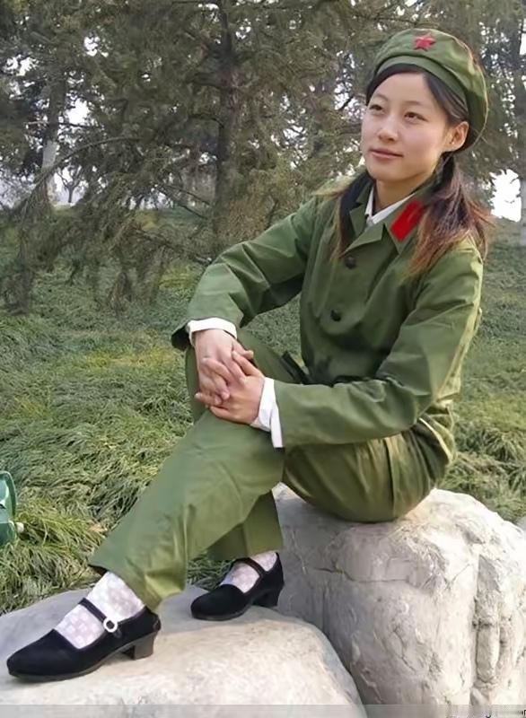 那个时候，在部队提了干，还娶了个漂亮的女兵媳妇，回家探亲，村里的人都羡慕死了…