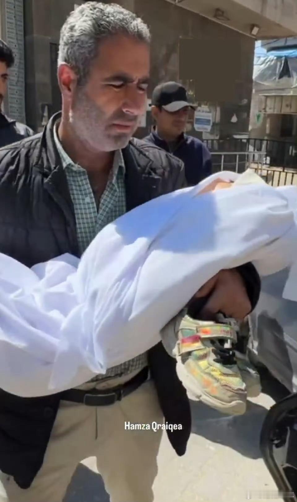 以军在教室开枪打死9岁加沙女孩我靠这群人怎么下得去手！！！！这只是一个9岁的小女