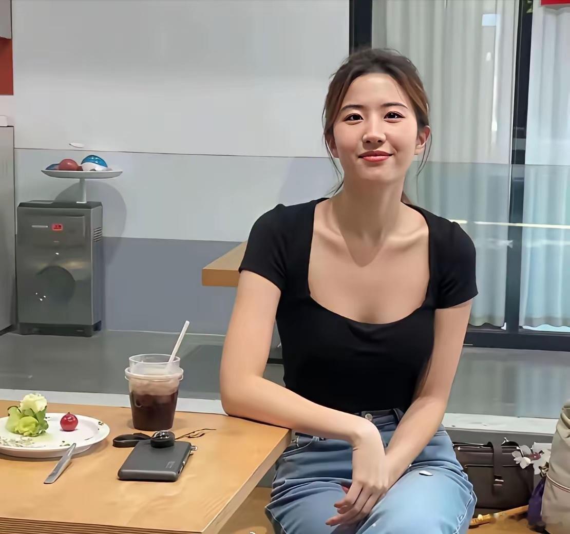 恶龙咆哮这女孩长得挺像刘亦菲的，就因为说了一句她爸是保安就出名了