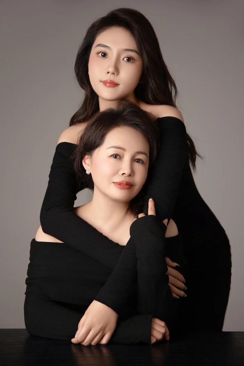 我劝父母离婚
我正在上大二，晚上8点钟正在复习功课，我妈从家里打了电话，哭着说，