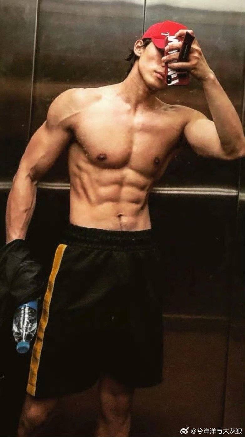 钟楚曦跟侯雯元绝配，男友力爆棚#钟楚曦 我试过但是被人拍到# ​​​