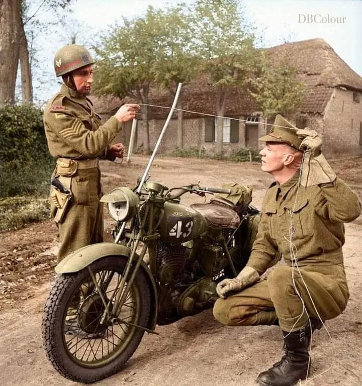1944年10月25日，一名骑摩托车的宪兵示范安装在摩托车上的金属棒如何防止骑手