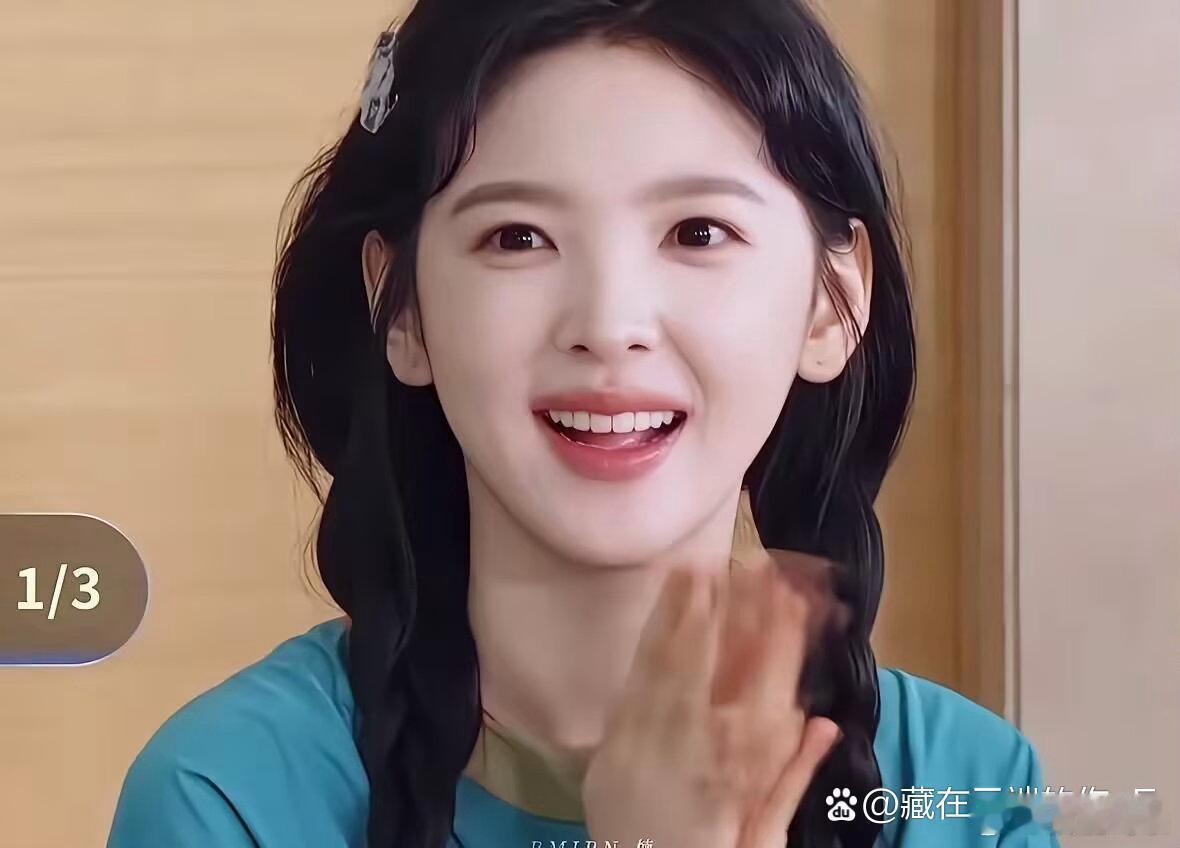 白鹿在《奔跑吧》收官现场哭了，章若楠转身就去抱她，刘些宁也跟着上去——就这么一个