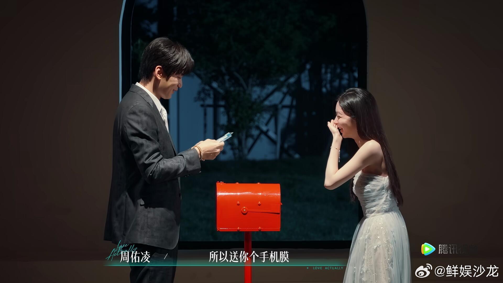 周佑凌送柳柳手机 恋综名场面打卡✔柳周甜蜜接吻，周佑凌送出手机这份礼物太惊喜，直