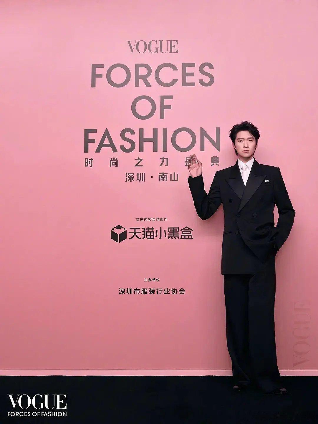 猜猜他们两个谁谎报身高了 ​​​