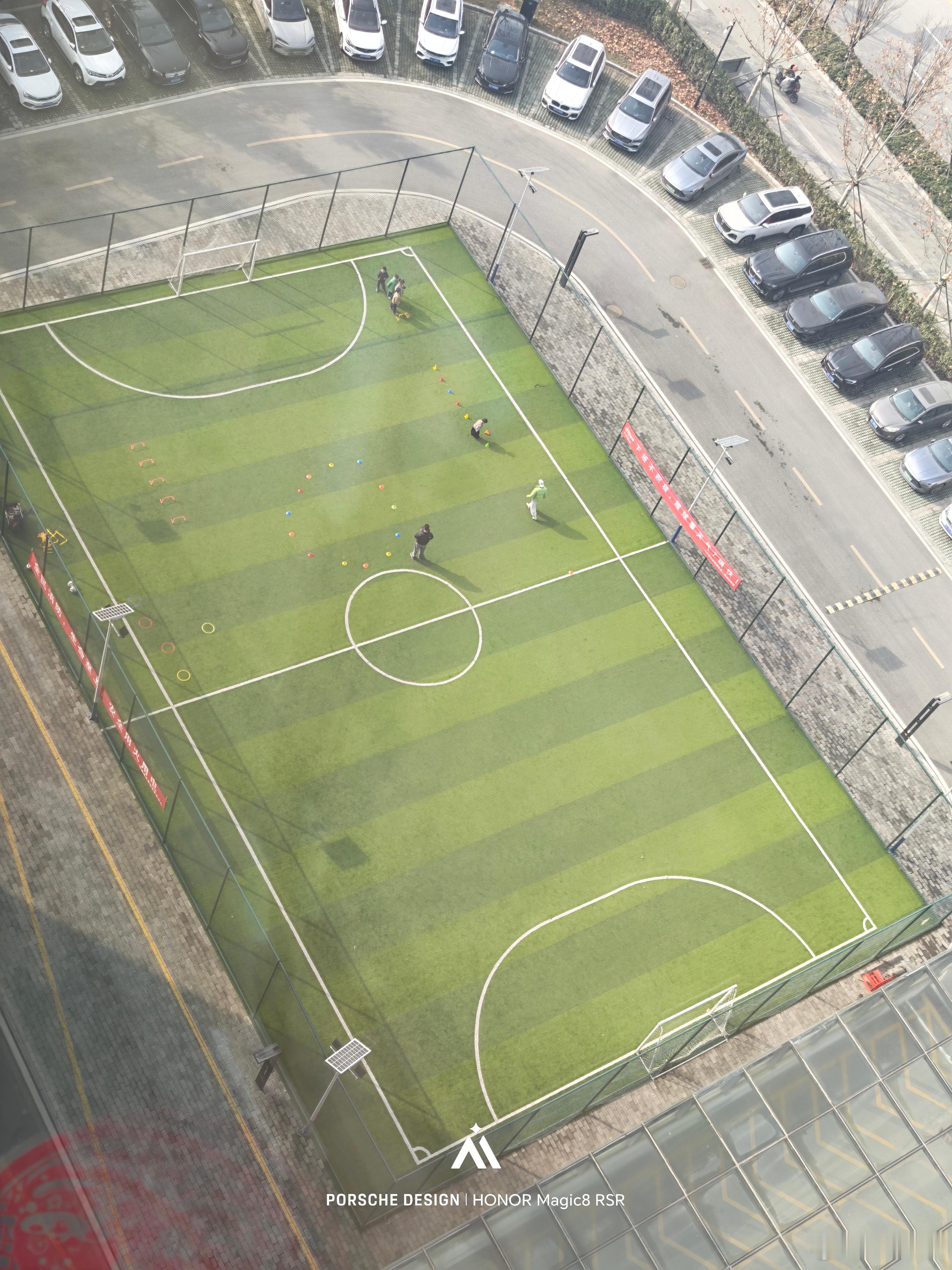 学生们放假了，公司楼下的球场已经开始训练了，希望小伙子们是足球的未来，加油。 