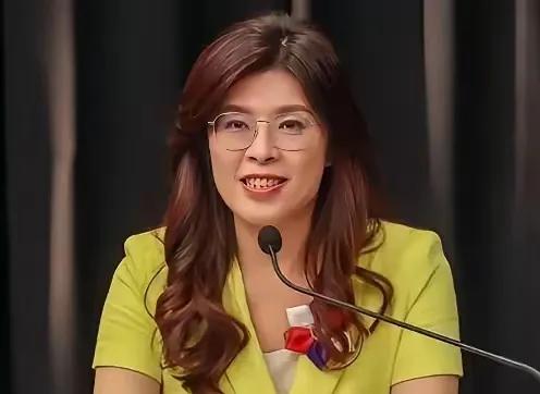 2025年10月18日，台北市八德路国民党中央党部门口，郑丽文踩着正午的烈日登上