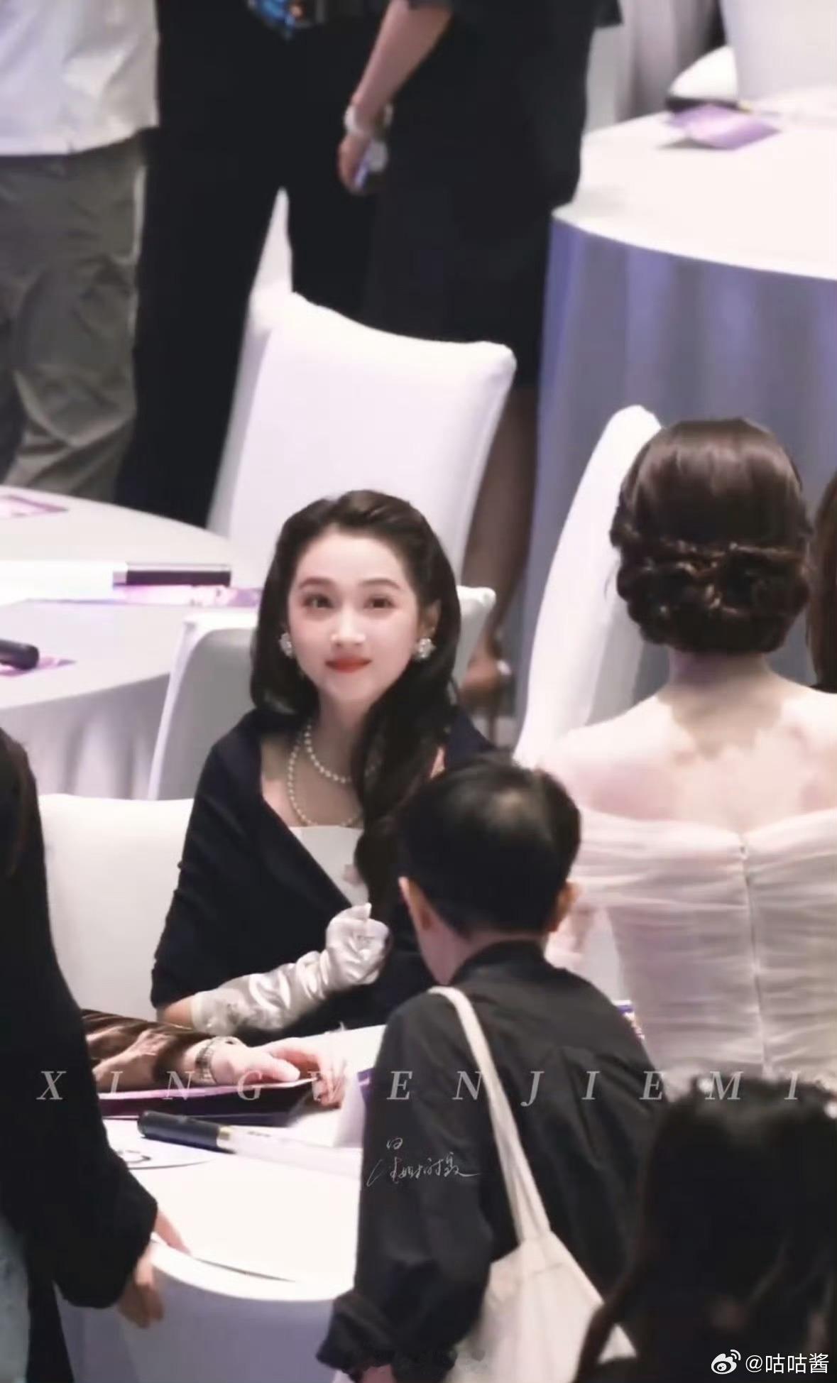 关晓彤看娜扎的眼神里全是欣赏关晓彤对着娜扎挑眉打招呼镜头捕捉到台下小互动，关晓彤