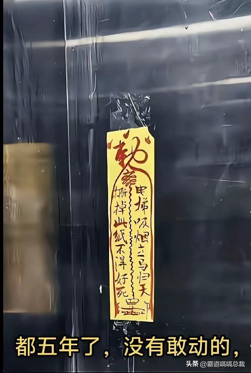 电梯里吸烟这事儿，大家都知道不对，可偏偏就有人仗着“管不着我”，该点烟点烟。劝？