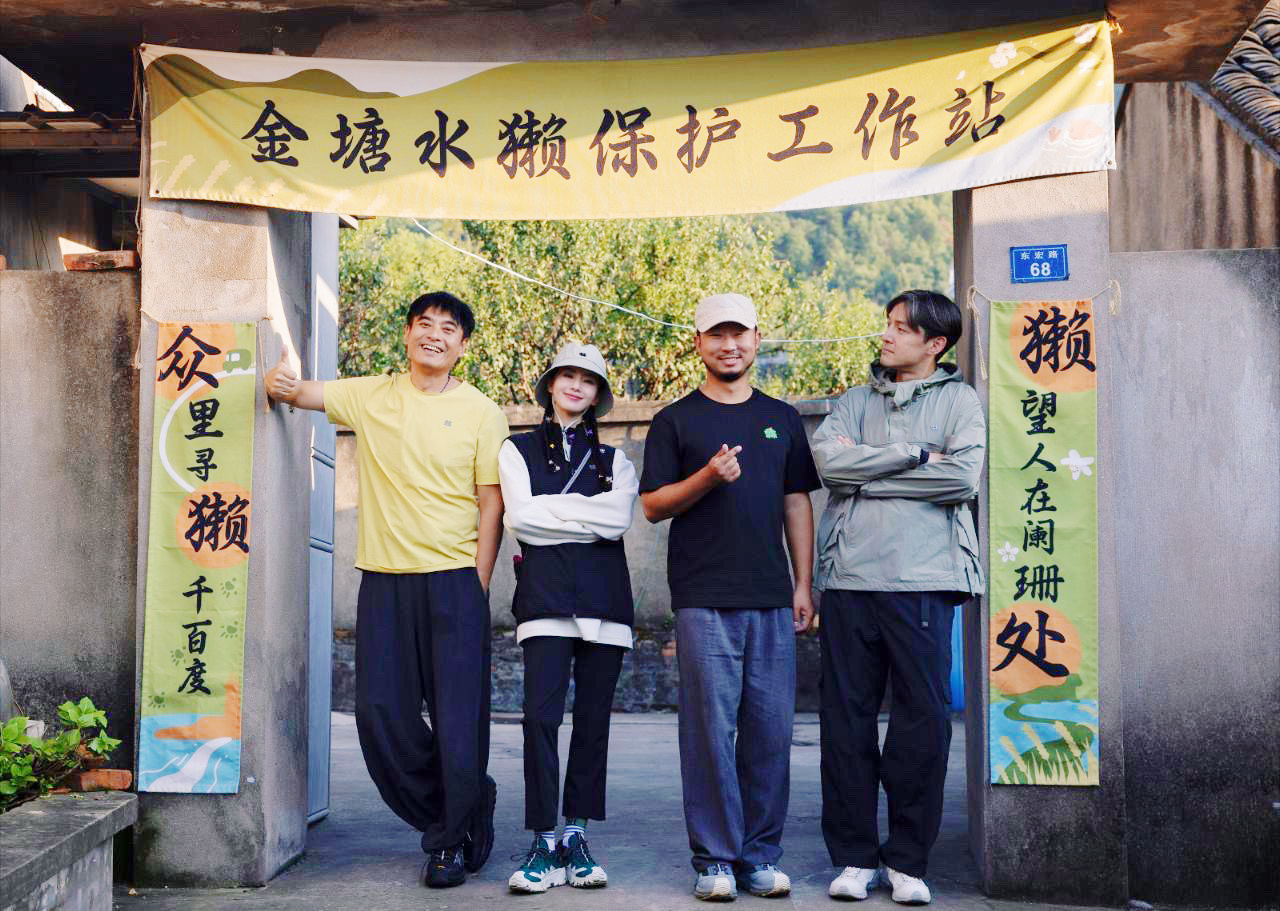 节目组是真的原图直出，黑的一糊，我调亮了才看清我诗宝白到发光的脸和穿着～全员可隆