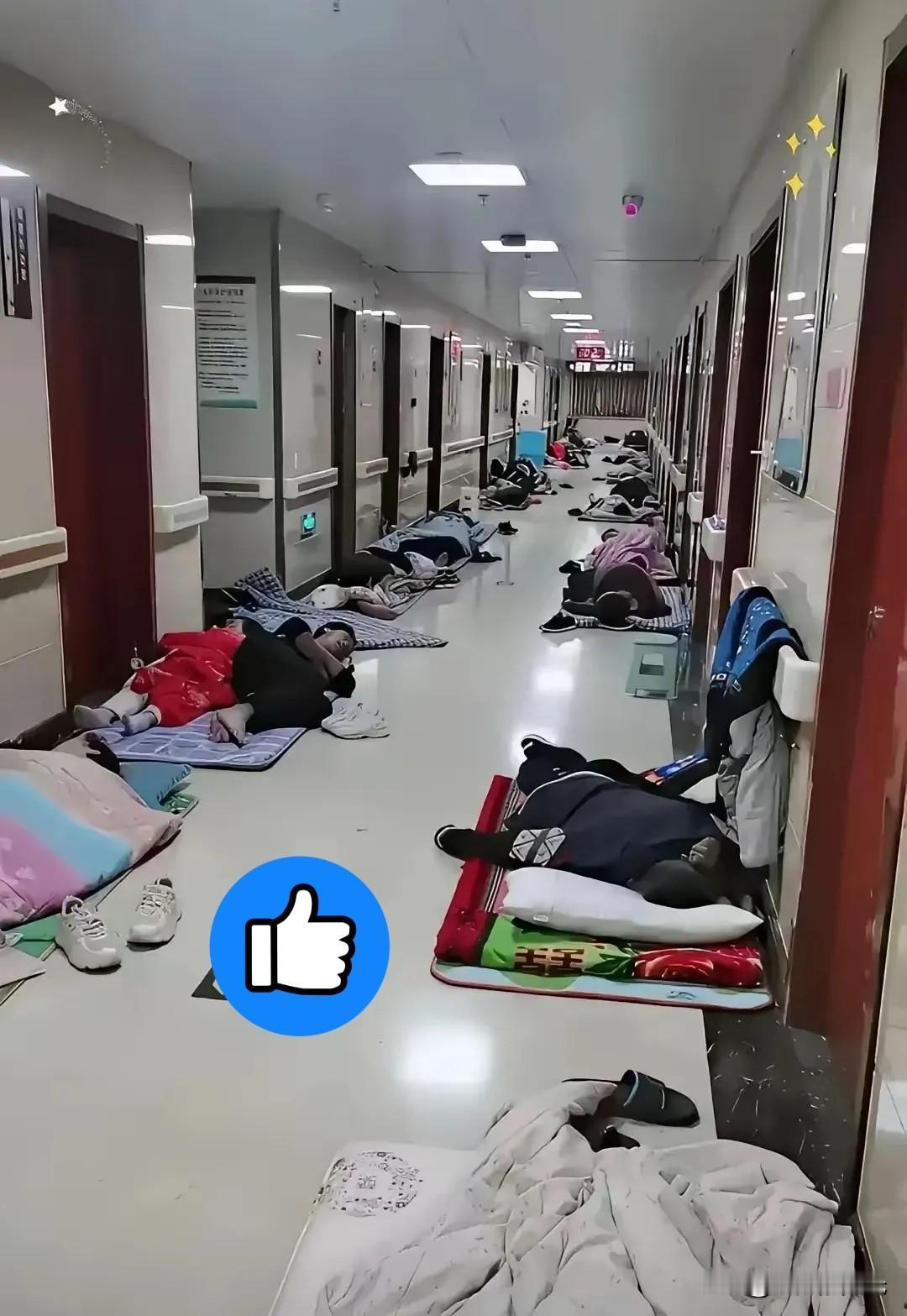 一张贴在墙上的A4纸，让多少硬汉破了防。

这事儿发生在武汉，一家医院的住院部。