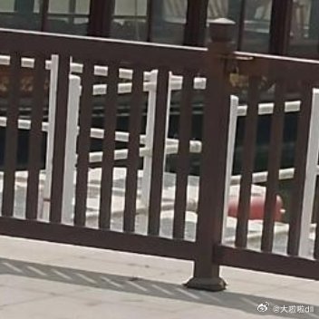 天上的☁️倒映在水中，游船在湖面上，仿佛仙侠剧的上仙们穿梭在云间 