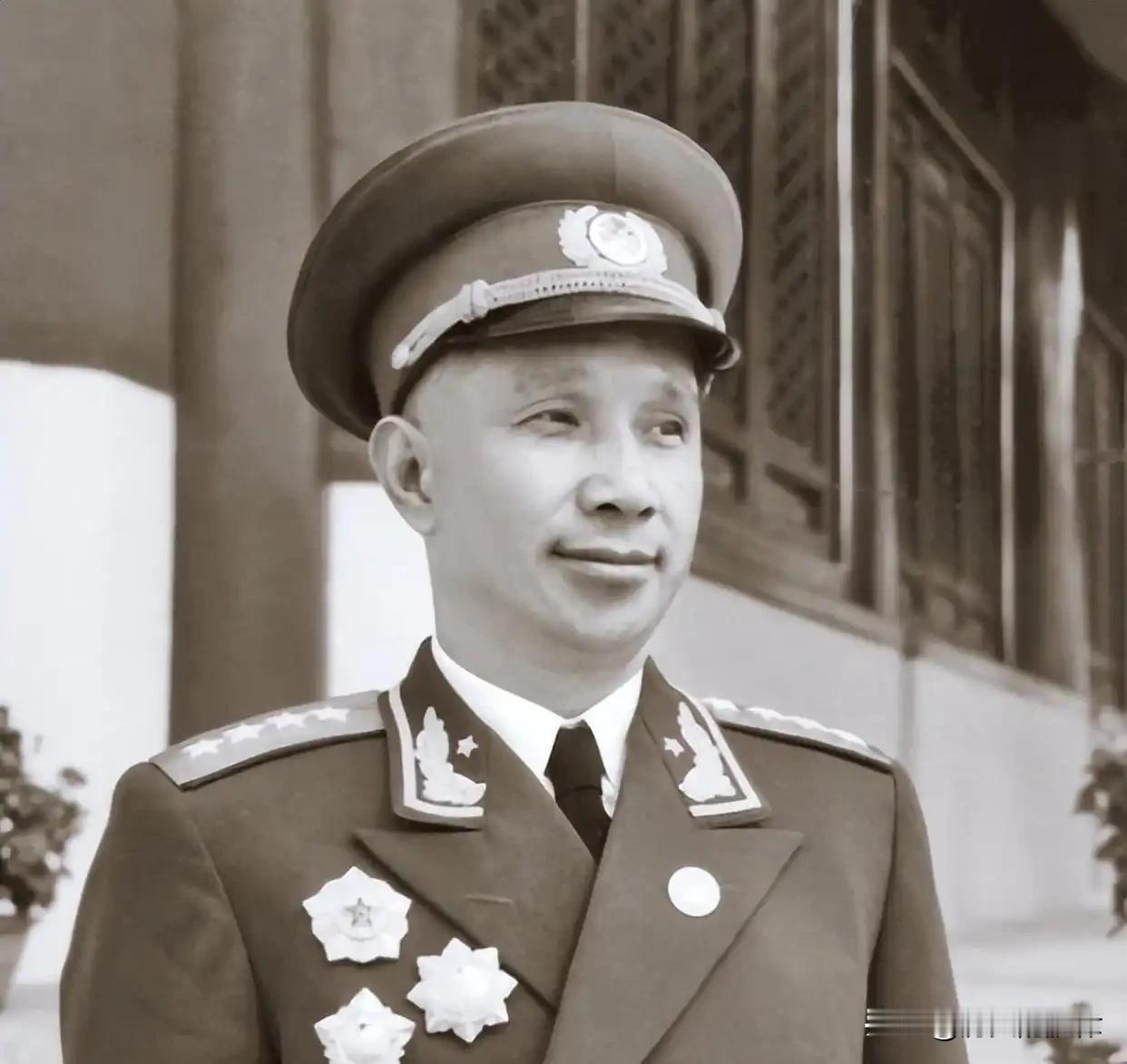 粟裕看到烟盒和里面的字顿时脸色大变，并命令：全军集合，关闭所有电台！
 
警卫送