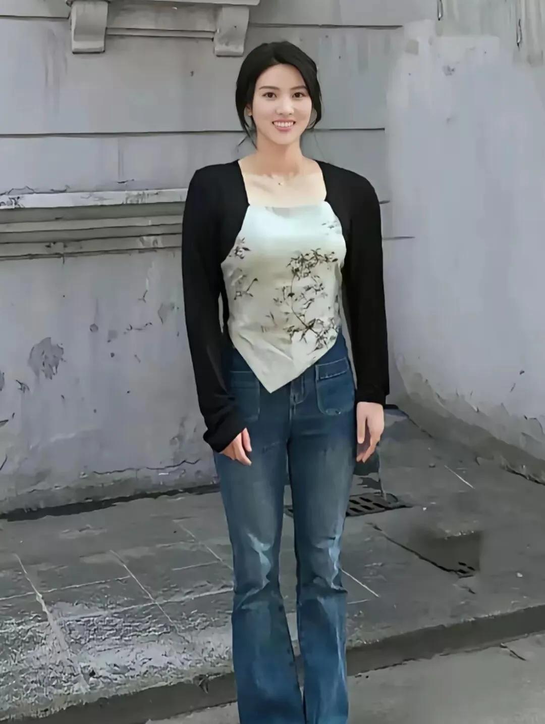 她长得实在是太漂亮了，是运动员里数一数二的美人，属于那种越看越好看的人，这位女子