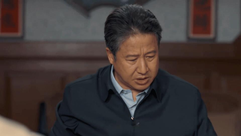 上次看吃纸的还是小燕子 《小城大事》的这个情节太有巧思，郑德诚吞纸争路权的画面，