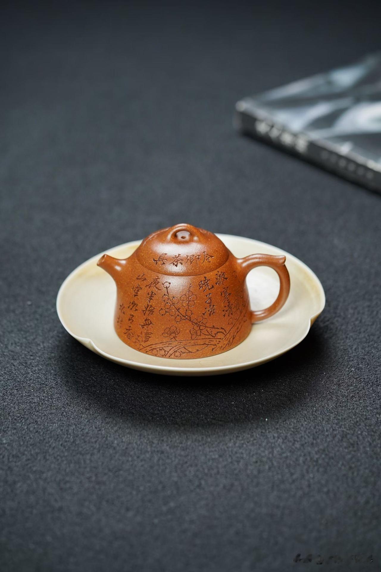 好壶都带点“脾气”：本山泥料不贵，为何用它做的壶不便宜？
圈里常有人说，本山泥料
