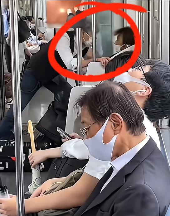 日本地铁里两名乘客打架，旁边人却呼呼大睡，仿佛眼前的打架场景不存在。
就像之前有