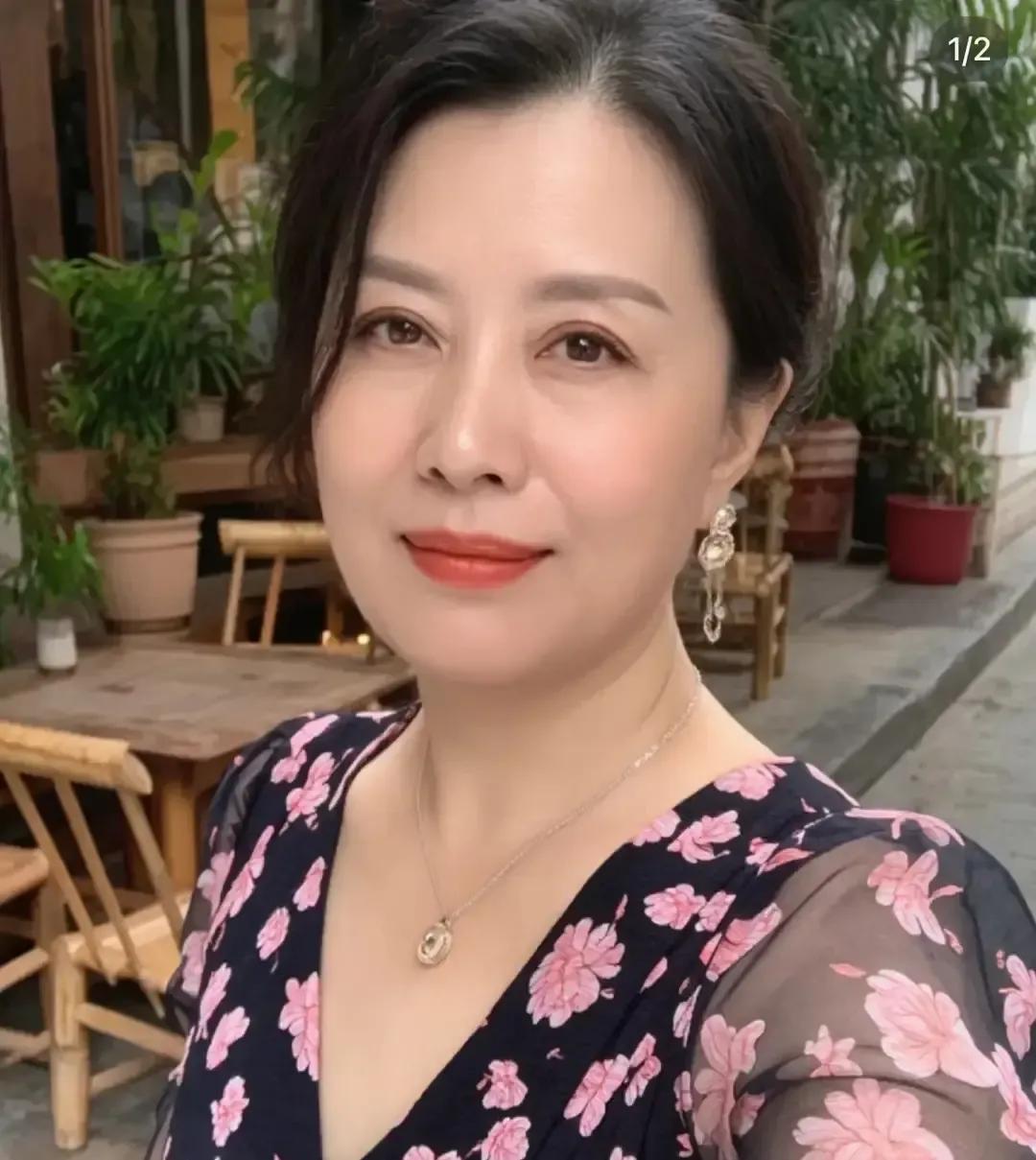 刷到一条五十岁姐姐穿牛仔裤跳尊巴的视频，评论区一水儿夸。
我点进主页，人家三年前