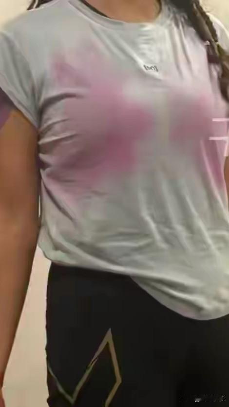 女子跑完越野赛被运动内衣染红胸部提醒了不良商家。商家的运动装备不是靠广告宣传，吹