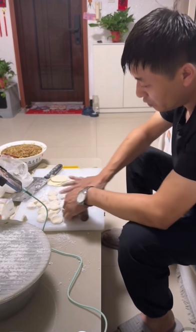 平顶山烧烤师傅陈杰包饺子直播，曝出更多生活细节：他独自居住在70平房屋，妻子没有
