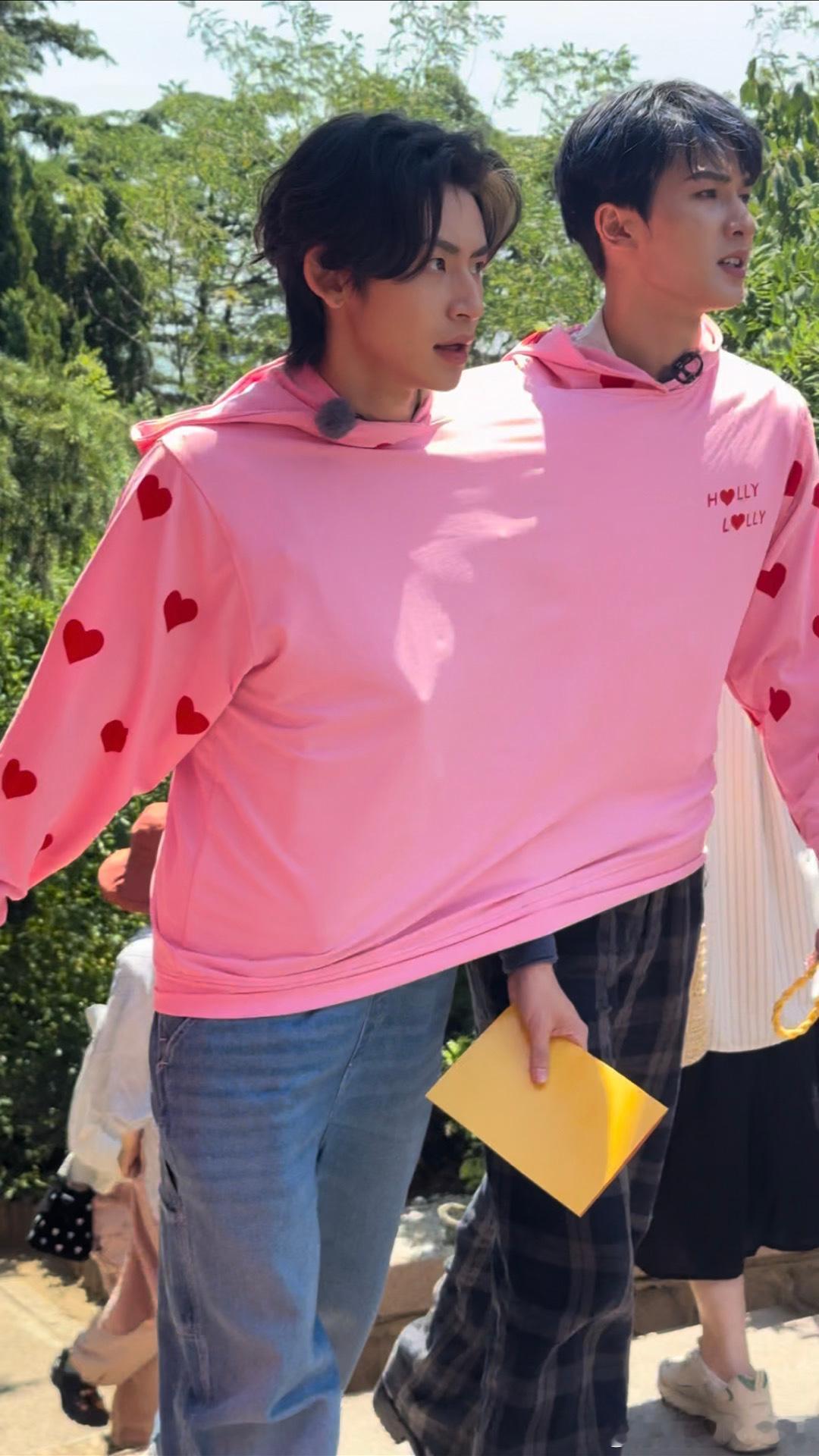 #小鬼朱正廷穿同一件Sweater##小鬼把新歌封面穿身上了#小鬼的脑洞也太大了