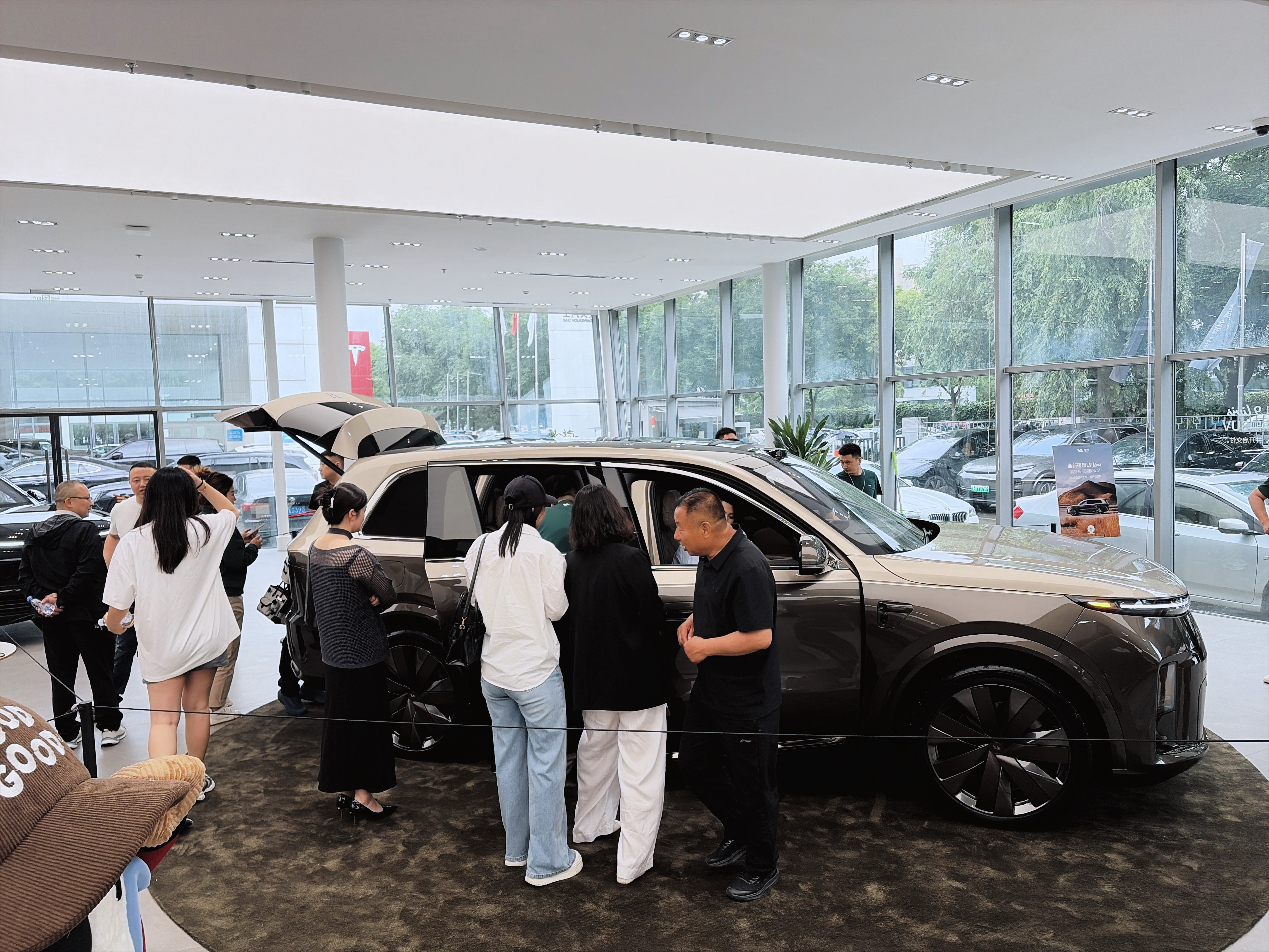 理想L9 Livis50.98万，老汤哥定的价800V主动悬架，线控转向，线控刹