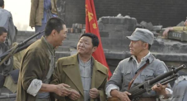有一次，主持人问赵亮“你以前跟张国立演戏的，现在怎么去养鸡了？”赵亮说“我一只鸡