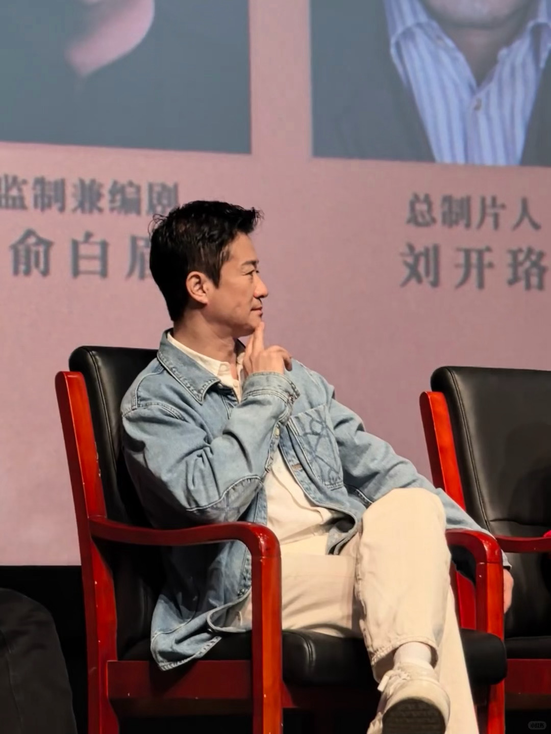 吴京的脸是慢回弹哎！按进去好久才会弹起来