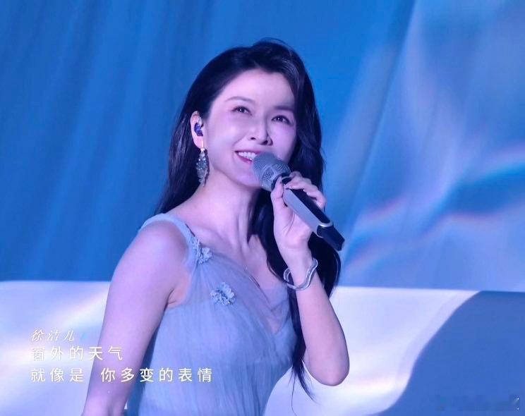 徐洁儿来修音响了雨爱太好听了 徐洁儿全开麦舞台《雨爱》稳得可怕一开口感觉音响都不
