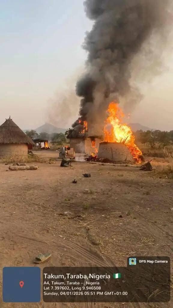 尼日利亚陆军截获了塔拉巴州高级罪犯约翰·加塔的武器库……陆军总部一位可靠消息人士