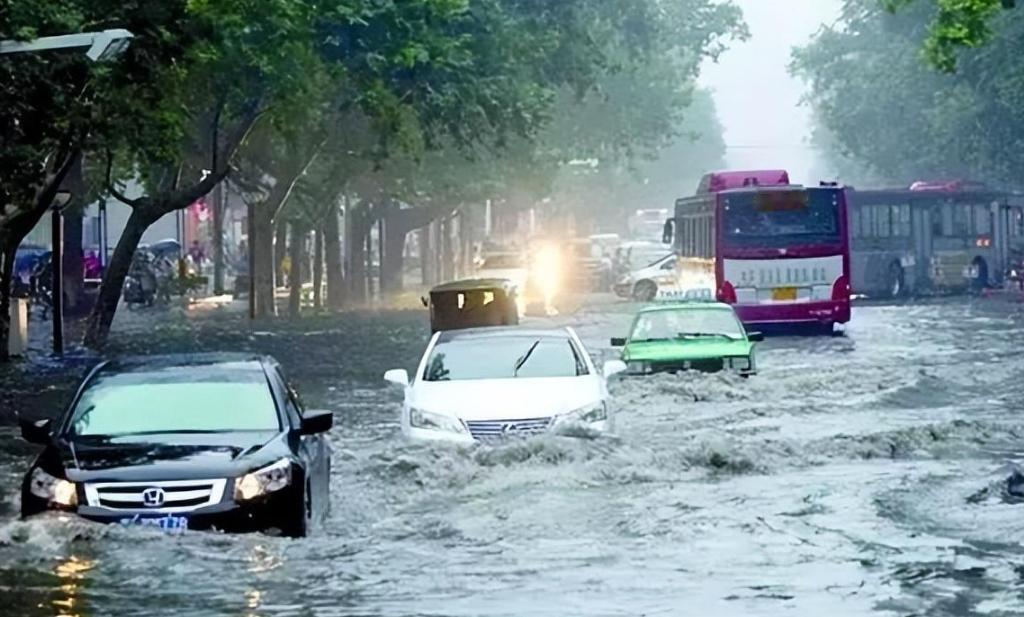 记得那年7月20日郑州的大暴雨，一小时最大降水量达201毫米，相当于3.58个西