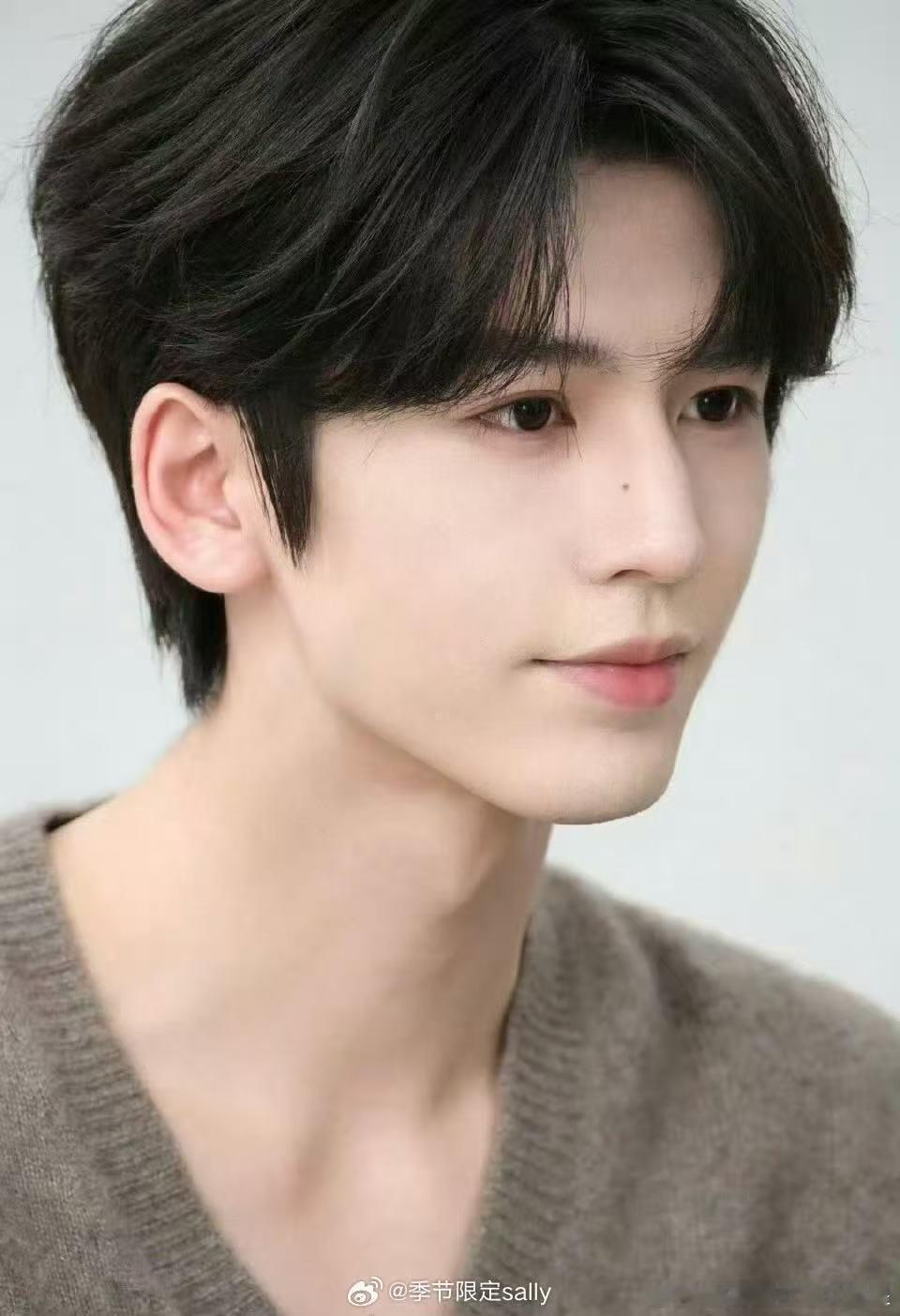 张凌赫灰色v领毛衣 ​​​张凌赫这男友感要溢出屏幕了！代入感太强已经和凌赫在同一