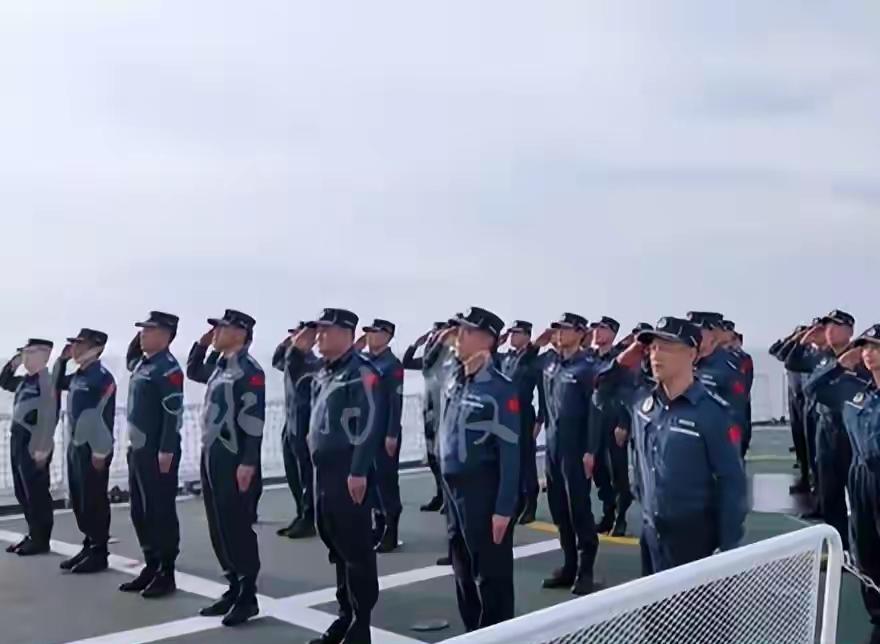 国庆当天，黄岩岛举行升旗仪式！海警巨舰就位，菲方不敢动。根据“环球时报”等权威媒