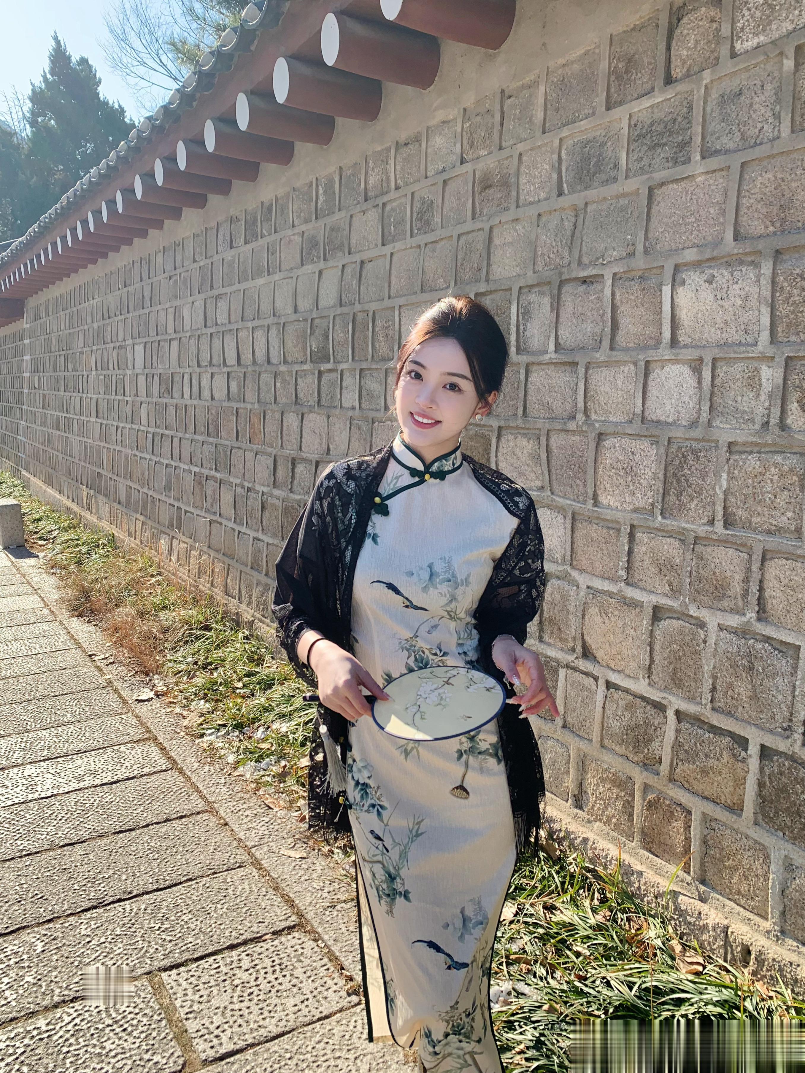 顶着零下十几度的温度 在韩国街头穿旗袍  ​​​